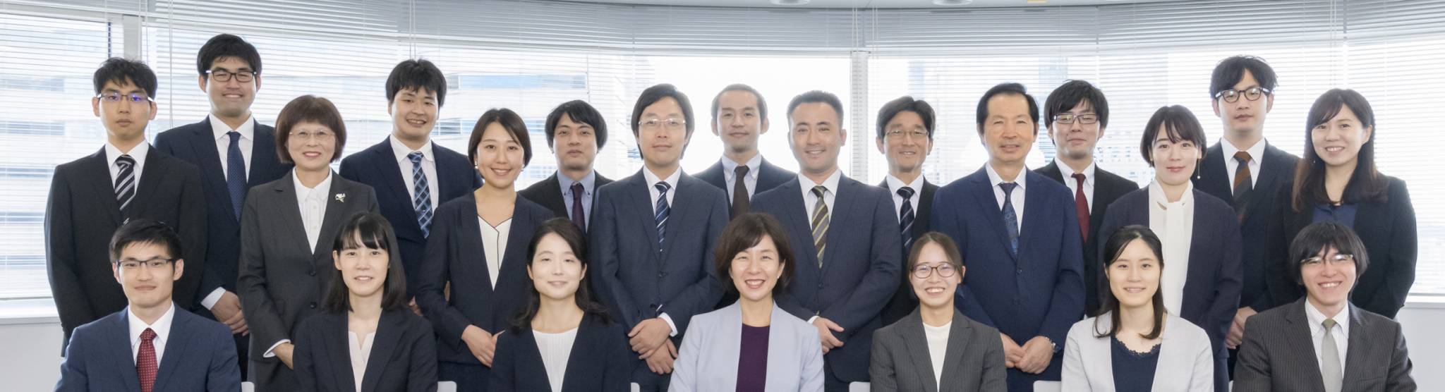 みなとみらい特許事務所の所員集合写真